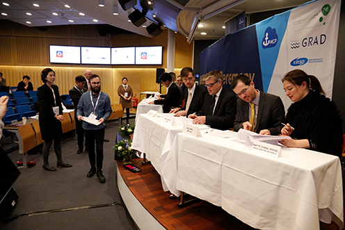 Den Maritime Connectivity Platform underskrives af repræsentanter for danske, svenske, koreanske, tyske og britiske maritime myndigheder, såvel som af generalsekretæren for IALA, den Internationale Maritime Organisation UN samt Københavns Universitet.